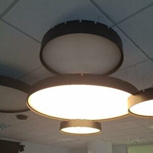 Suspension lumineuse en cinq éléments modulables Stone design modèle Castle édition B.Lux, abat-jours en métal noir, diffuseur en plastique opalin blanc. Dimensions: env 120 cm / 100 cm / 60 cm. Localisation: 5ème étage salle 505