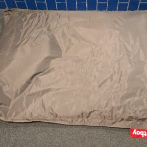 Pouf de marque Fatboy en toile de couleur grise. 175 x 135 cm. 8 unités. Localisation: 3ème étage zone verte (2 unités gris clair) / 2ème étage zone rouge (1 unité gris clair) / -1 réserve (4 unités gris anthracite)