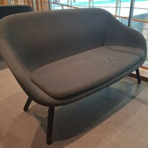 Canapé design Hee Welling modèle About A Lounge édition Hay recouvert de tissu gris anthracite, 4 pieds en bois noir. 83 x 150 x 60 cm. 5 unités. Localisation: 1er cafet