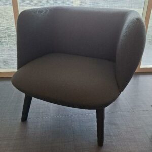 Fauteuil design Christoph Jenni modèle Betty édition MaxDesign recouvert de  tissu gris anthracite, 4 pieds obliques en bois noir. 70 x 75 x 75 cm. 6 unités. Localisation: 5ème étage (1 unité) / 4ème étage (1 unité) / 3ème étage (1 unité) / 2ème étage (1 unité) / 1er cafet (1 unité) / Entresol (1 unité)