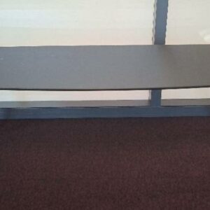 Table basse design Jon Gasca modèle Solapa édition Stua, plateau rectangulaire à bords arrondis en bois noir reposant sur 4 pieds en plastique noir. 36 x 118 x 38 cm. 7 unités. Localisation: 5ème étage (4 unités) / 4ème étage (2 unités) / 2ème étage (1 unité)