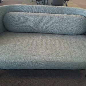 Canapé design Busetti Garuti Redaelli modèle Fuuga édition Bolia recouvert de tissu chiné vert, 4 pieds en bois noirci. 4 unités. Localisation: 5ème étage (3 unités) / 4ème étage (1 unité)