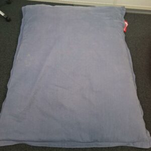 Pouf de marque Fatboy en tissu mauve. 160 x 138 cm. 1 unité. Localisation: café codir