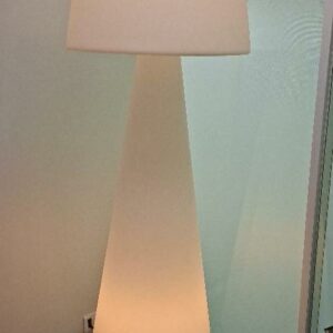 Lampe de parquet design Aksu Suardi modèle Molly èdition Slide en polyéthylène blanc. Hauteur : 182 cm. 1 unité. Localisation: entresol café codir