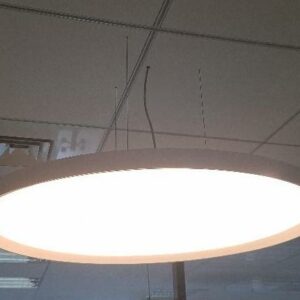 Plafonnier suspendu par 3 filins de marque S.Luce modèle Bela, abat-jour rond en plastique blanc, diffuseur à led. Diamètre 80 cm. 2 unités. Localisation: 5ème étage zone verte (1 unités) / 2ème étage zone rouge (1 unité)