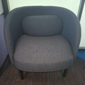 Fauteuil design Busetti Garuti Redaelli modèle Fuuga édition Bolia recouvert de tissu chiné bleu marine reposant sur 4 pieds en bois noirci. 84 x 88 x 80 cm. 1 unité. Localisation: 5ème étage zone bleue