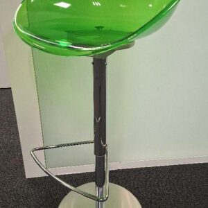 Tabouret haut pivotant ajustable design Archirivolto modèle Gliss édition Pedrali, coque en polycarbonate translucide vert, pied colonne en acier chromé sur base circulaire. 106 x 53 x 50 cm. 4 unités. Localisation: 4ème étage zone bleue