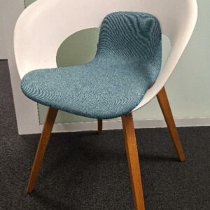 Fauteuil design Thomas Pedersen modèle Deli édition Skandiform, coque ajourée en polypropylène blanc et tissu chiné bleu clair, piétement en bois naturel. 80 x 52 x 54 cm. 1 unité. Localisation: 4ème zone bleue