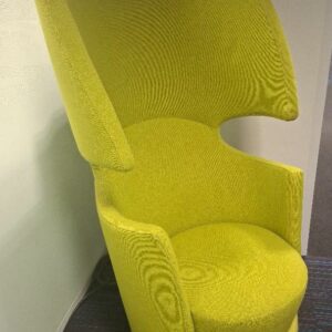 Fauteuil pivotant acoustique à haut dossier recouvert de tissu vert anis, base circulaire en acier chromé. 142 x 75 x 80 cm. (étiquette 40) 2 unités. Localisation: 3ème zone bleue (1 unité) / Entresol salle café codir (1 unité)