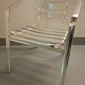 Fauteuil d'extérieur empilable en aluminium, assise et dossier barreaudés. 71 x 57 x 61 cm. 36 unités. Localisation: -1 réserve