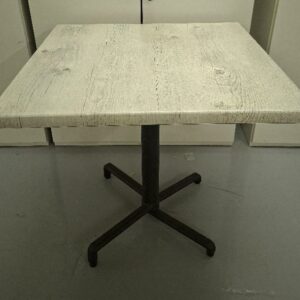 Table basculante 2 personnes de marque Nardi? plateau carré en bois stratifié couleur bois cérusé reposant sur un pied colonne en acier laqué noir sur base en étoile à 4 branches. 74 x 79 x 79 cm. 18 unités. Localisation: -1 réserve