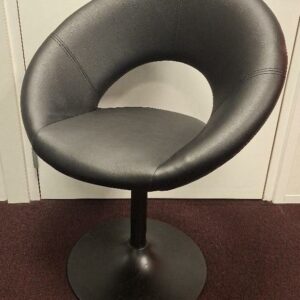Fauteuil pivotant à coque ajourée recouverte de cuir noir, piétement colonne en acier laqué noir sur base circulaire. 86 x 66 x 55 cm. 8 unités. Localisation: 1er étage local  BVP (4 unités) / Entresol bureau M. Caracalla (4 unités)
