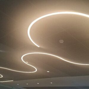 Plafonnier en forme de serpentin. Environ 830 x 250 cm. Localisation: 1er cafet