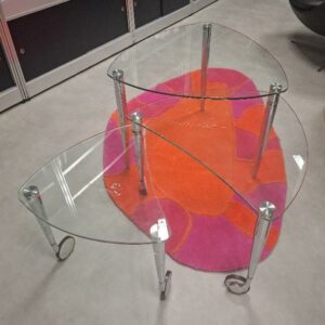 Table basse gigogne à 3 plateaux en verre dont 2 pivotants sur roulettes. 49 x 64 x 65 cm. Localisation: étage 0 Ludothèque