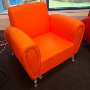 Fauteuil recouvert de cuir orange, 4 pieds en métal. 80 x 82 x 84 cm. 1 unité. Localisation: café codir