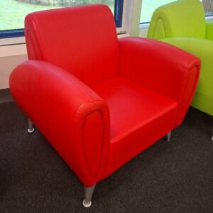 Fauteuil recouvert de cuir rouge, 4 pieds en métal. 80 x 82 x 84 cm. (manque un patin). 1 unité. Localisation: café codir