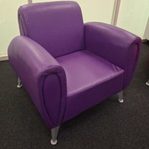 Fauteuil recouvert de cuir violet, 4 pieds en métal. 80 x 82 x 84 cm. 1 unité. Localisation: café codir