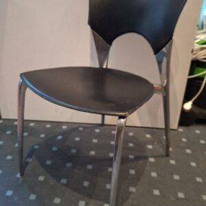 Chaise empilable design Josep Llusca modèle Sila édition Driade, structure en aluminium, assise et dossier en cuir noir (usures). 82 x 45 x 56 cm. 30 unités. Localisation: Rie (28 unités) / -1 réserve cuisine (2 unités)
