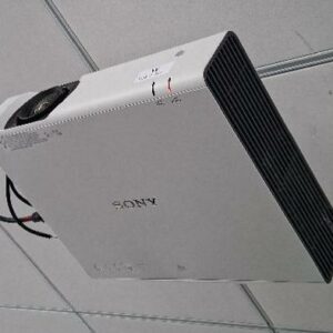 Vidéoprojecteur de marque Sony modèle CH375. 2 unités. Localisation: 6ème étage salle conseil