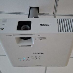 Vidéoprojecteur de marque Epson modèle EB-L260F. 2 unités. Localisation: 2ème zone bleue salle coaching / salle formation