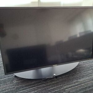 Moniteur 47 pouces de marque Panasonic modèle TH-47LF5E, sur pied. 2 unités. Localisation: 6ème étage salle conseil