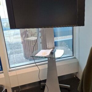 Moniteur 40 pouces de marque Nec modèle SP4020-4620 avec enceintes latérales sur support à roulettes. Localisation: 6ème étage salle 606