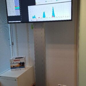 Moniteur 55 pouces de marque Samsung modèle LH55QMRE sur son support en métal. 3 unités. Localisation: 4ème zone bleue