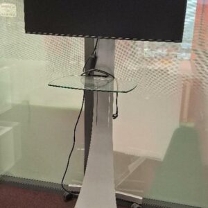 Moniteur 43 pouces de marque Samsung modèle LH43PMHP, sur support à roulettes. 1 unité. Localisation: 1er étage zone rouge bureau manager