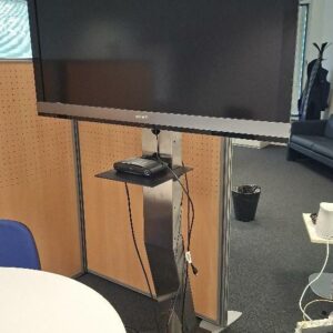 Moniteur 52 pouces de marque Sony modèle Bravia FWD-52W48PSE sur support à roulettes. 1 unité. Localisation: Entresol salle Lease&co projet