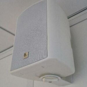 Paire d'enceintes de marque Kramer modèle Tavor 5-0. 24 x 17 x 20 cm. Localisation: 3ème bureau manager zone verte