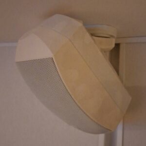 Enceinte de marque APart modèle TSK-4wtW. 18 x 14 x 10 cm. 7 unités. Localisation: Entresol salle E423