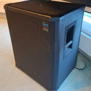 Ampli de marque Zeck modèle LF18.400. Localisation: auditorium