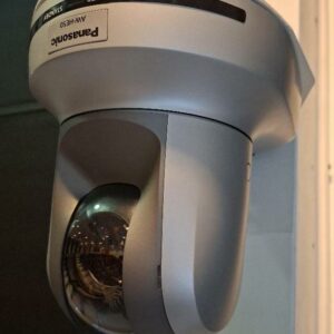 Caméra de marque Panasonic modèle AW-HE50. 3 unités. Localisation: auditorium