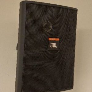 Paire d'enceintes de marque JBL modèle Control 23. 19 x 14 x 11 cm. 2 unités. Localisation: auditorium