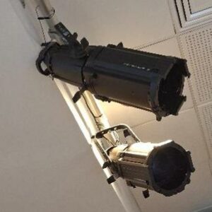 Projecteur de marque ETC modèle 25°-50° zoom profile. 2 unités. Localisation: auditorium