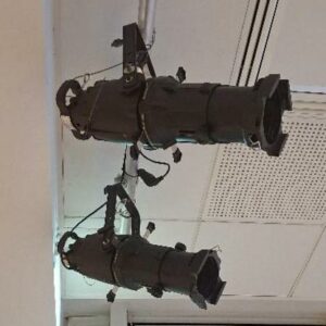 Projecteur de marque ETC modèle stage lighting. 6 unités. Localisation: auditorium