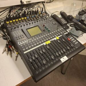 Table de mixage de marque Yamaha modèle 01V96i. Localisation: auditorium