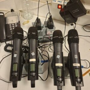4 micros de marque Sennheiser modèle e935 avec base et batterie modèle L2015. Localisation: auditorium