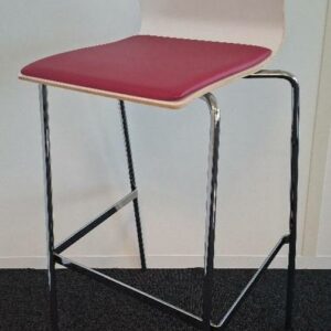 Chaise haute empilable de marque Materia, coque en bois stratifié blanc, galette d'assise en cuir fuchsia, piétement en acier chromé. 106 x 45 x 44 cm. 1 unité. Localisation: 6ème étage salle 607