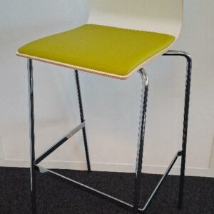 Chaise haute empilable de marque Materia, coque en bois stratifié blanc, galette d'assise en cuir vert anis, piétement en acier chromé. 106 x 45 x 44 cm. 1 unité. Localisation: 6ème étage salle 607