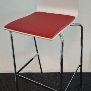 Chaise haute empilable de marque Materia, coque en bois stratifié blanc, galette d'assise en cuir rouge, piétement en acier chromé. 106 x 45 x 44 cm. 1 unité. Localisation: 6ème étage salle 607