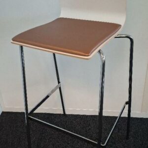 Chaise haute empilable de marque Materia, coque en bois stratifié blanc, galette d'assise en cuir bronze doré, piétement en acier chromé. 106 x 45 x 44 cm. 1 unité. Localisation: 6ème étage salle 607