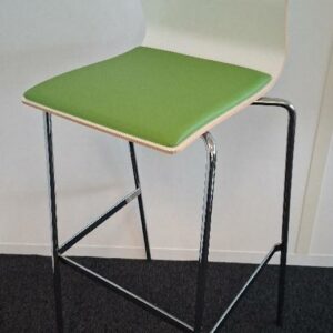 Chaise haute empilable de marque Materia, coque en bois stratifié blanc, galette d'assise en cuir vert, piétement en acier chromé. 106 x 45 x 44 cm. 1 unité. Localisation: 6ème étage salle 607