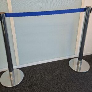 Poteau guide file en acier chromé, ruban en tissu bleu. Hauteur 96 cm. 16 unités. Localisation: 6ème étage (2 unités) / -1 réserve (14 unités)