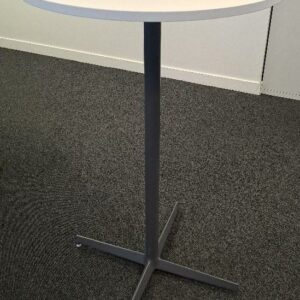 Mange debout, plateau rond en bois stratifié blanc reposant sur un piétement colonne en acier laqué anthracite sur base en étoile à 4 branches. 112 x 69 cm. 5 unités. Localisation: 6ème étage open space (3 unités) / -1 réserve (2 unités)
