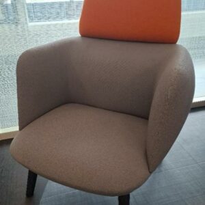 Fauteuil lounge design Christoph Jenni modèle Betty édition MaxDesign avec repose tête, recouvert de tissu gris et orange, piétement en bois noir. 100 x 78 x 80 cm. 14 unités. Localisation: 5ème étage (2 unités) / 4ème étage (2 unités) / 3ème étage (2 unités) / 2ème étage (2 unités) / 1er cafet (4 unités) / Entresol (2 unités)