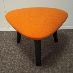 Tabouret bas ou repose pieds design Christoph Jenny édition MaxDesign de forme triangulaire, assise en tissu orange reposant sur 3 pieds en bois teinté noir. 32 x 58 x 58 cm. 10 unités. Localisation: 5ème étage (1 unité) / 4ème étage (1 unité) / 3ème étage (1 unité) / 2ème étage (1 unité) / 1er cafet (4 unités) / Entresol (2 unités)