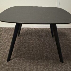 Table basse, plateau carré à bords arrondis en bois stratifié noir reposant sur 4 pieds en plastique noir. 36 x 58 cm. 9 unités. Localisation: 5ème étage (1 unité) / 4ème étage (1 unité) / 3ème étage (1 unité) / 2ème étage (1 unité) / 1er cafet (3 unités) / Entresol (1 unité) / Accueil (1 unité)