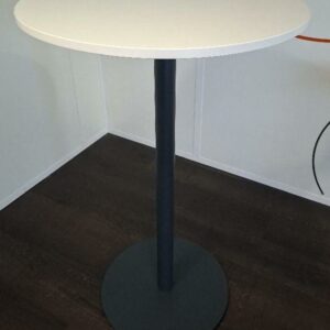 Mange debout, plateau rond en bois stratifié blanc reposant sur un pied colonne en acier laqué noir sur base circulaire. 111 x 70 cm. 8 unités. Localisation: 5ème étage (1 unité) / 4ème étage (3 unités) / 3ème étage (2 unités) / 2ème étage (1 unité) / 1er cafet (1 unité)