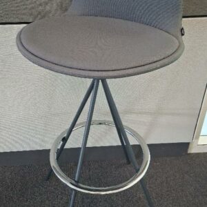 Chaise haute pivotante design Altherr Lievore Molina modèle Lottus édition Enea, coque recouverte de tissu chiné gris, 4 pieds obliques en acier laqué noir avec repose pieds en acier chromé. 98 x 44 x 53 cm. 42 unités. Localisation: 5ème étage (6 unités zone rouge/ 12 unités zone vert) / 3ème étage (6 unités zone rouge) / 2ème étage (12 unités zone rouge/ 6 unités zone verte)